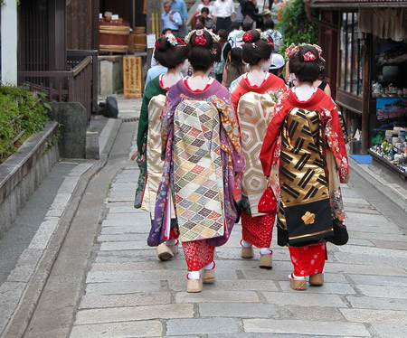 Groupe de femmes dguises en Geishas, Kyoto