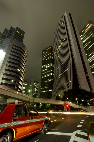 Un taxi dans le quartier des affaires de Tokyo