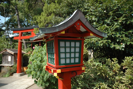 Lanterne japonaise dans un sanctuaire de Kamakura